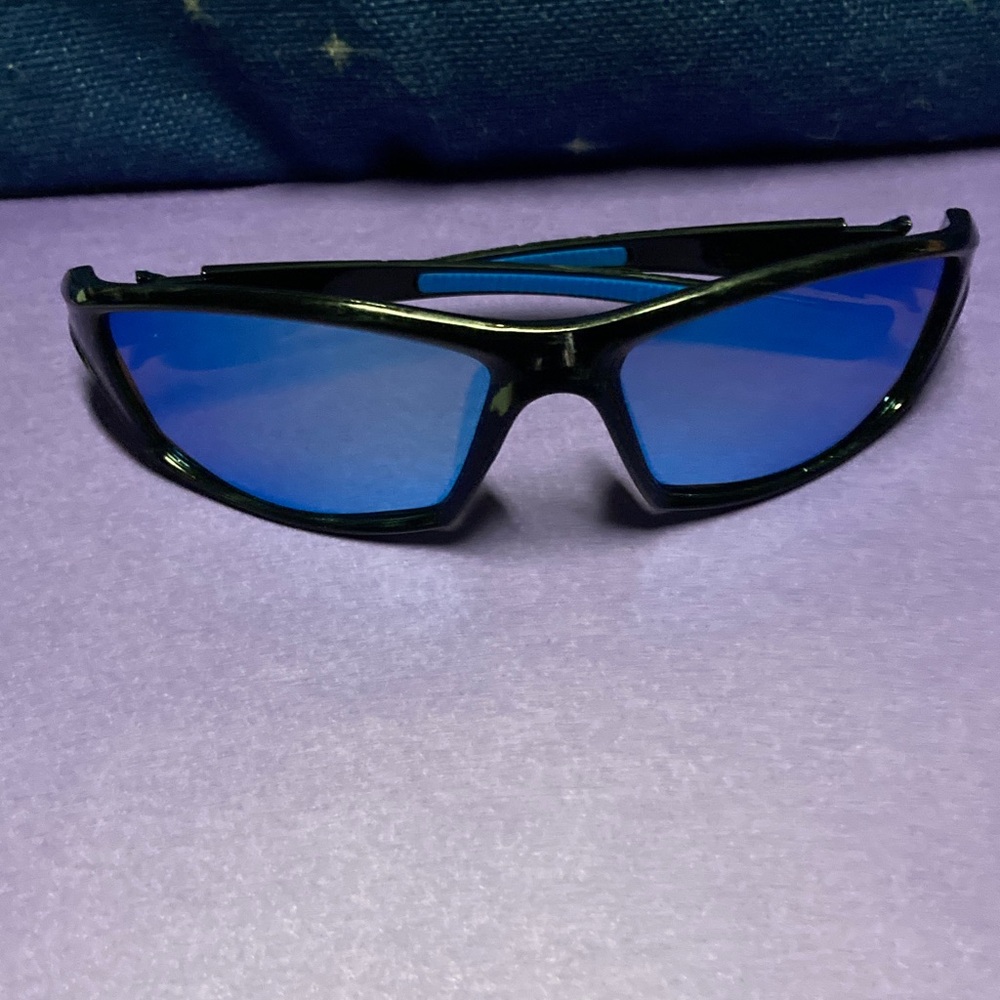 Stylish Blue Mirrored Polarized Sunglasses
